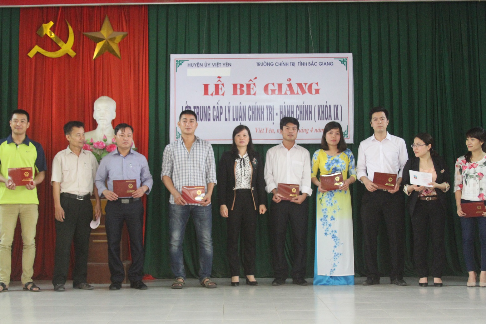 Lễ Bế giảng lớp Trung cấp lý luận chính trị - Hành chính khóa IX huyện Việt Yên