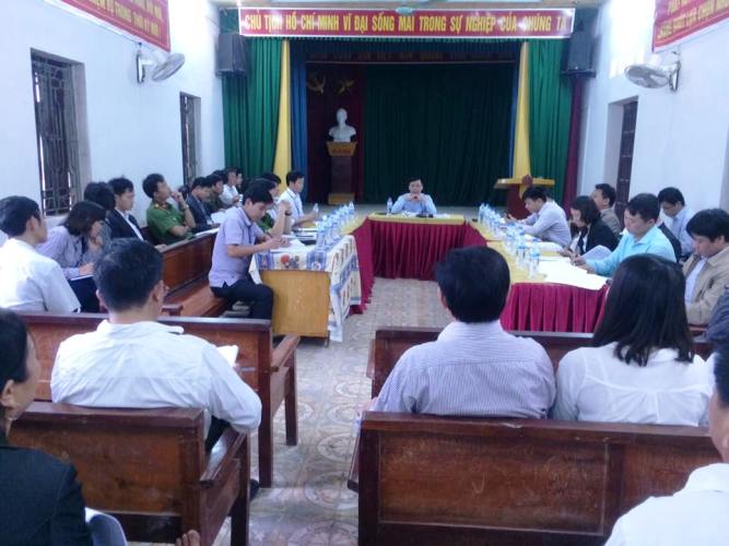Đồng chí Nguyễn Đức Hiền - Phó Chủ tịch UBND huyện cùng các thành viên trong tổ thẩm định hồ sơ...